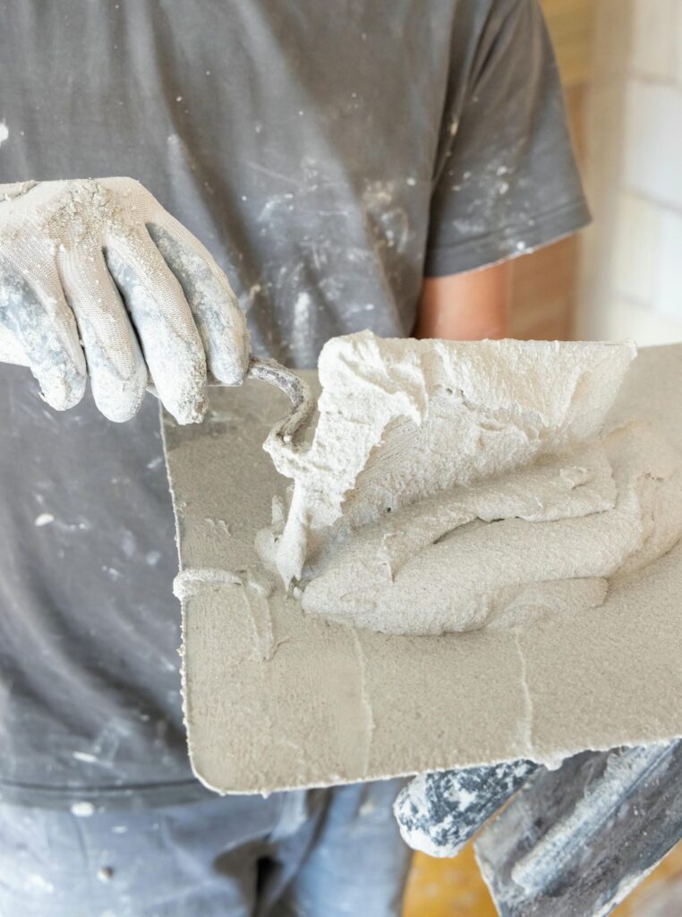 Travaux de plâtrerie en cours pour l’aménagement et la finition intérieure d’un bâtiment