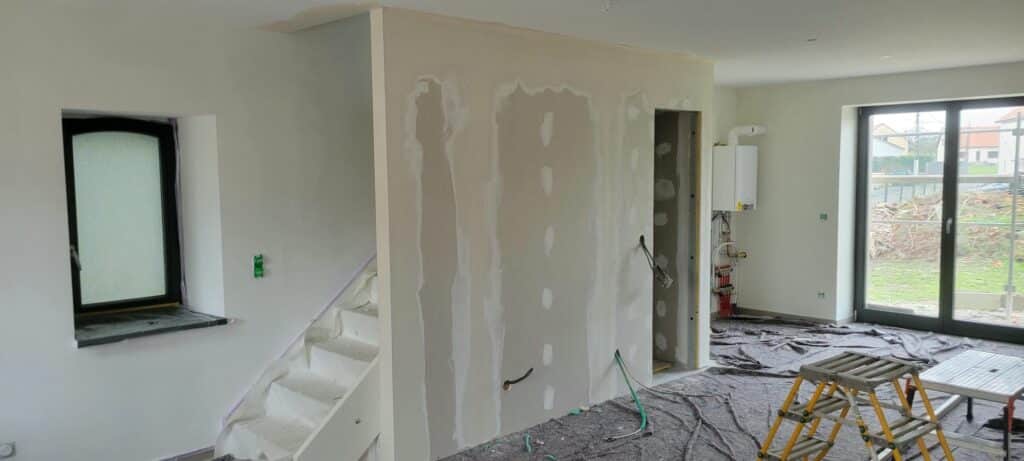 Cloison de cage d’escalier pour structurer l’espace tout en assurant sécurité et esthétique