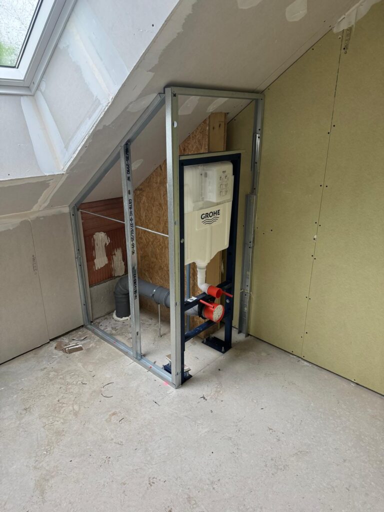 Pendant l’installation des WC pour illustrer l’avancement du chantier sanitaire