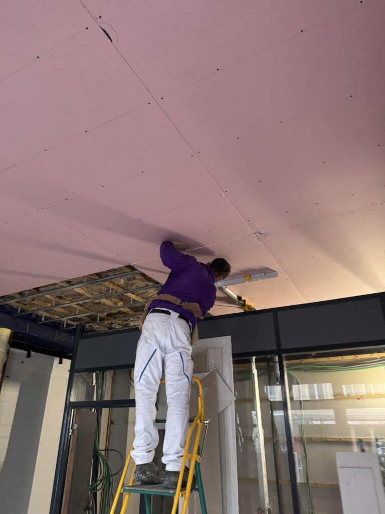 Pose d’un plafond en plaques de plâtre pour une finition lisse et prête à décorer