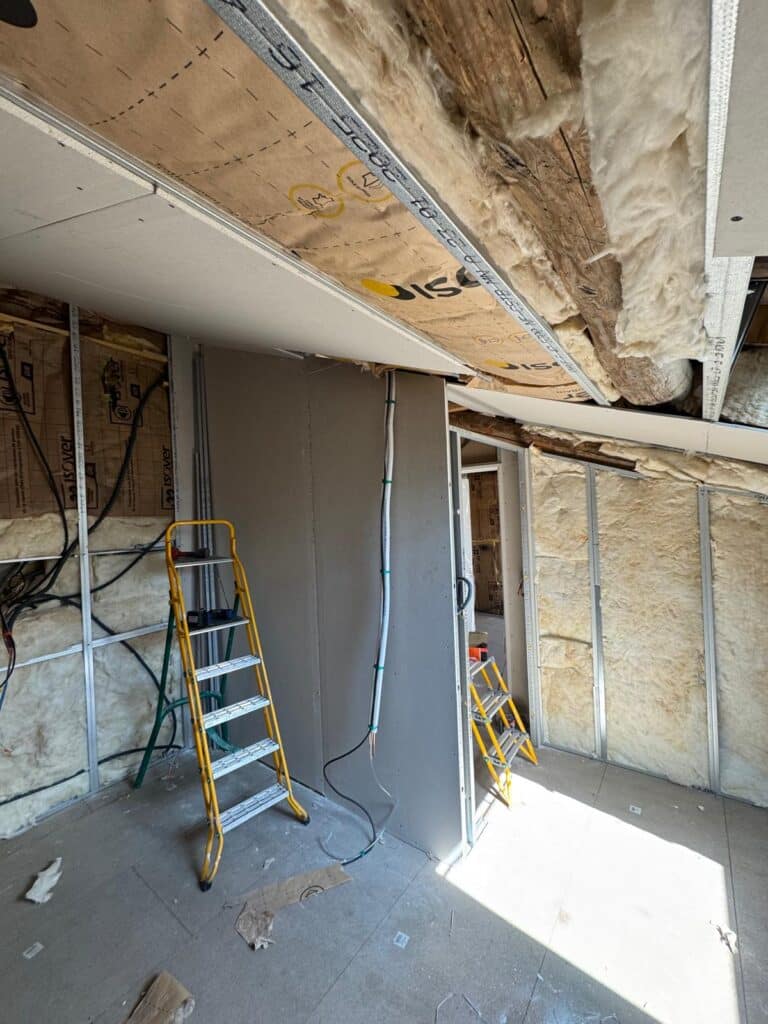 travaux d’isolation thermique avec pose de panneaux isolants suivie du plaquage des murs en plaques de plâtre