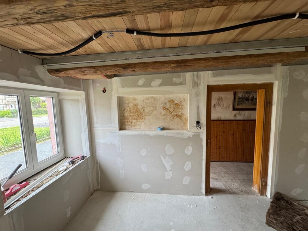 Murs en plaques de plâtre avec joints réalisés et finition soignée.