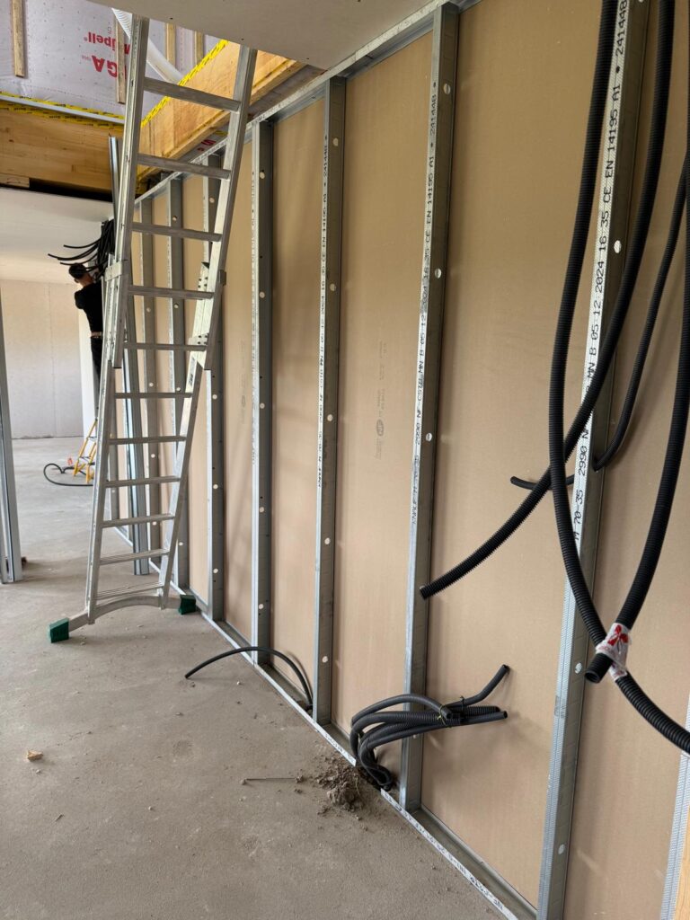 cloison en plaques de plâtre fixées sur une ossature métallique