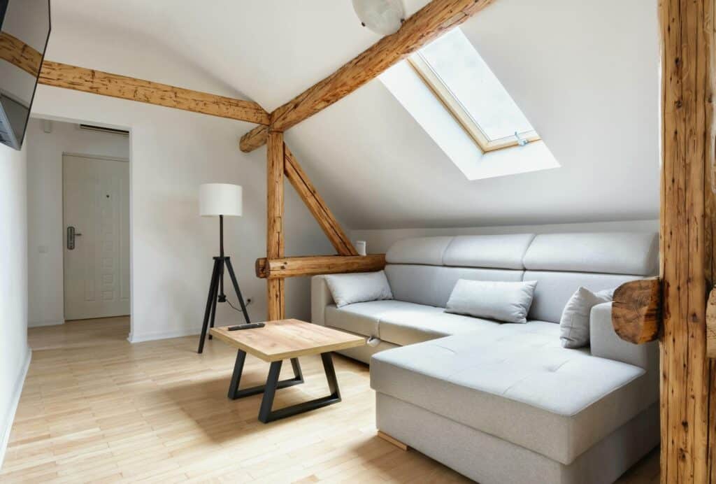 combles aménagés avec isolation et finition intérieure soignée