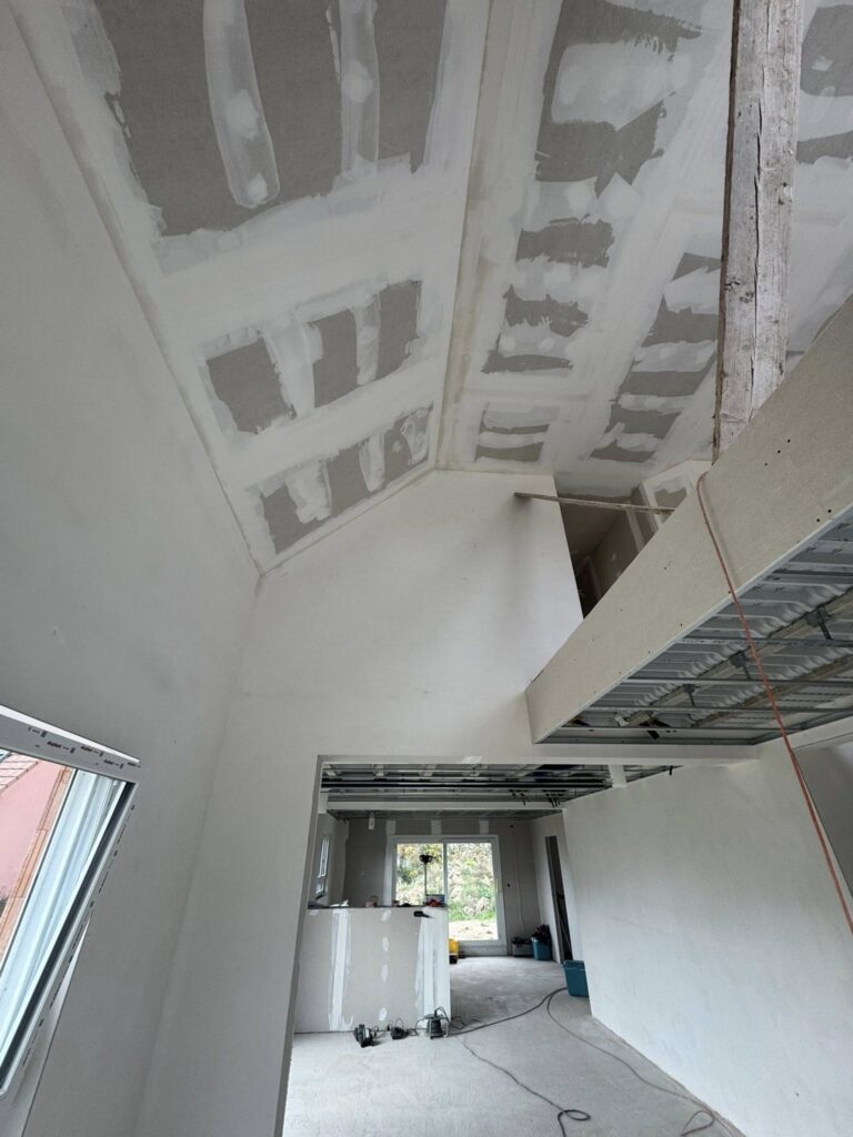 Travaux de plaquage et finitions de plafond réalisés avec soin pour un rendu lisse et uniforme