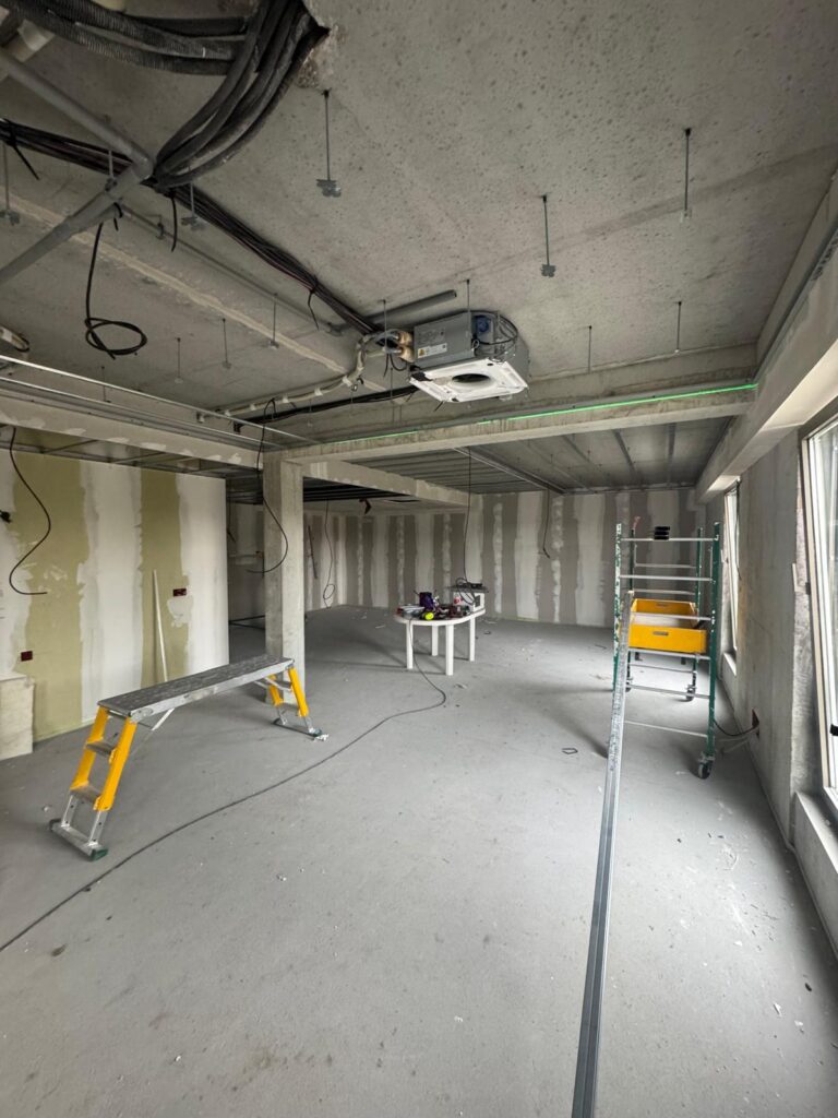 Début de mise en place d’un plafond en plaques de plâtre en cours de travaux.