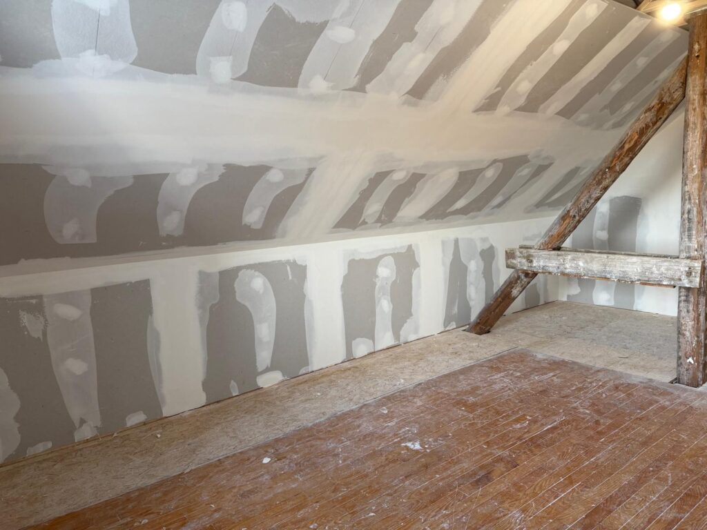 Aménagement de combles en plâtrerie avec création de volumes et finitions intérieures