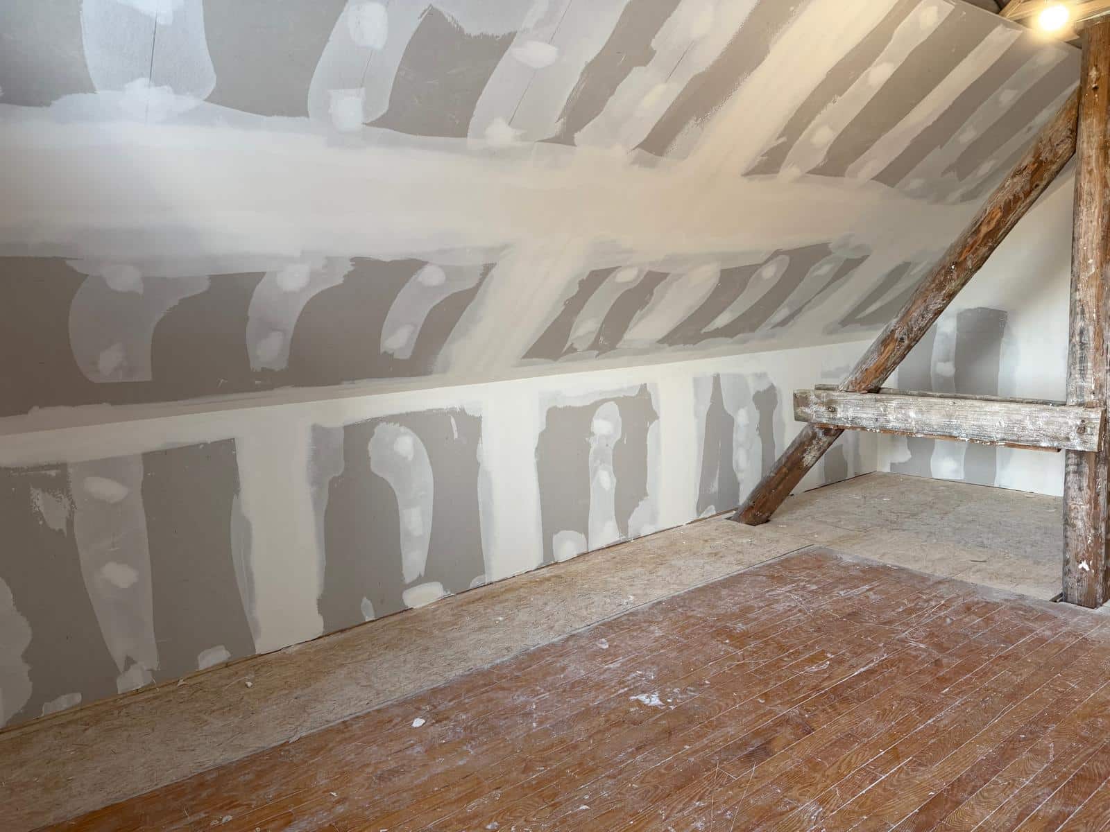 Aménagement de combles en plâtrerie avec création de volumes et finitions intérieures