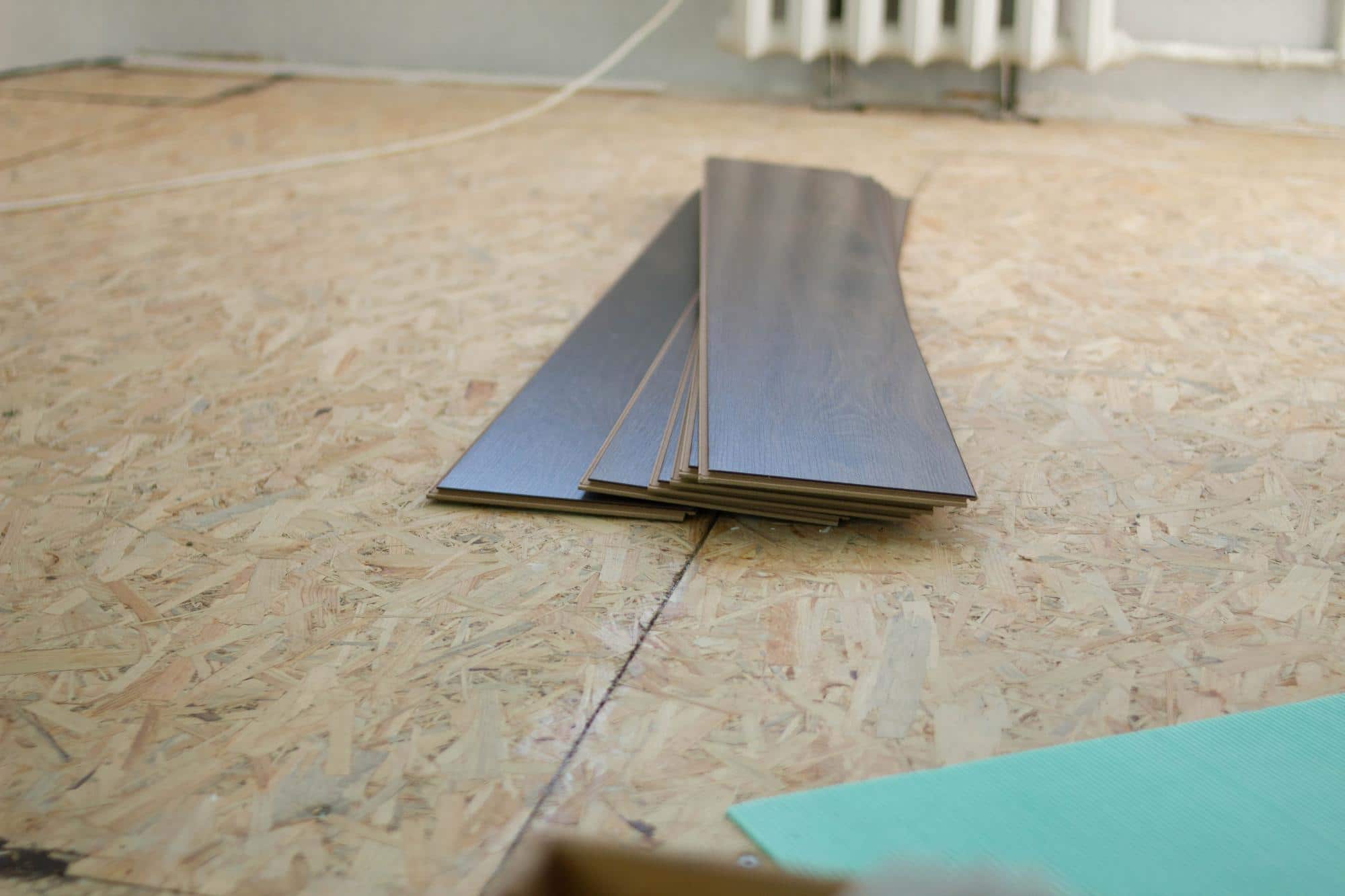 Plancher en bois prêt à recevoir un revêtement en parquet