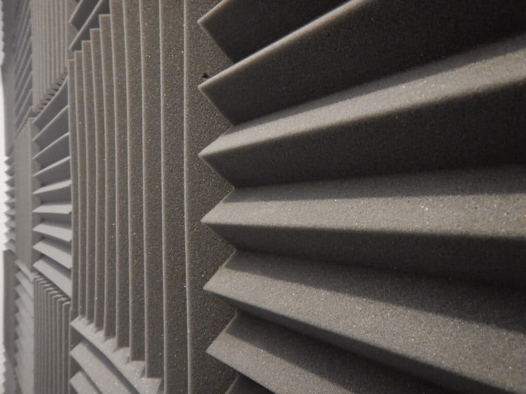 Mur équipé de panneaux en mousse acoustique pour améliorer l’isolation phonique d’une pièce
