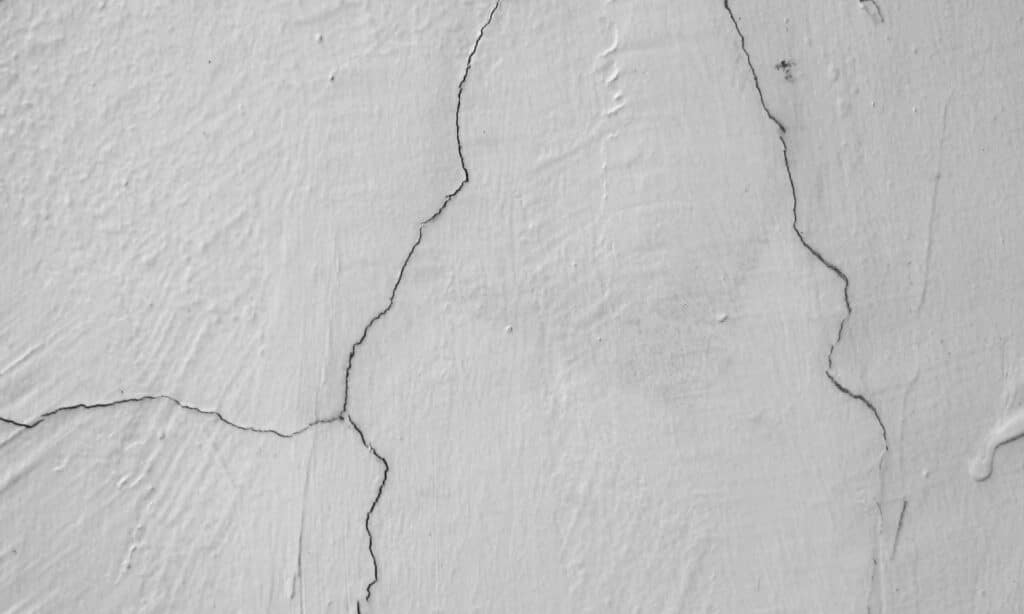 Fissure de joint visible entre les briques d’un mur.