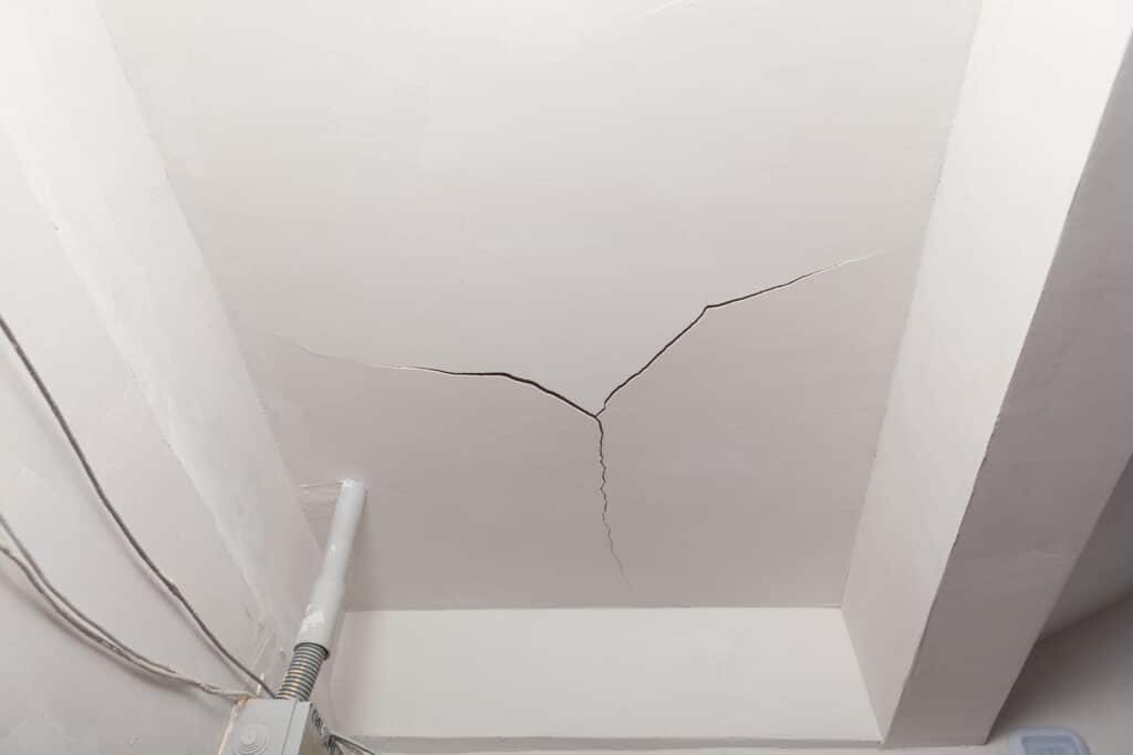 Fissure au plafond en forme d’étoile autour d’un point central.