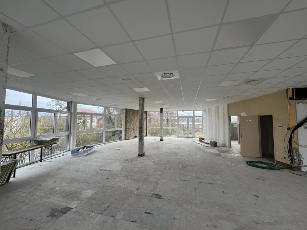Chantier terminé avec isolation thermique et faux plafond installés.
