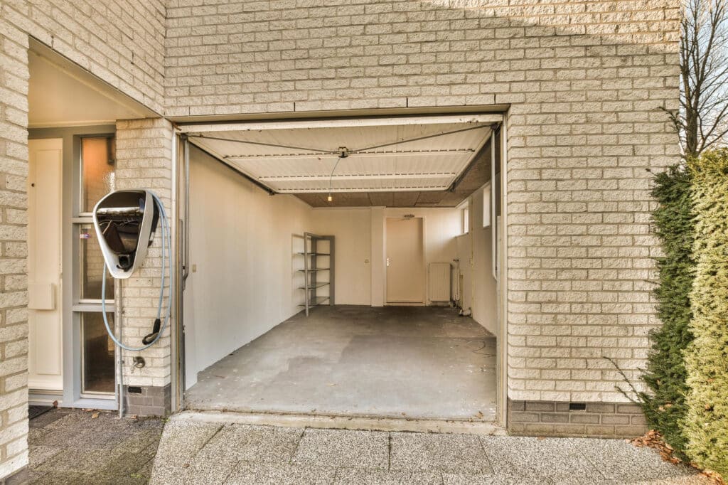 Garage pouvant être transformé en pièce habitable.