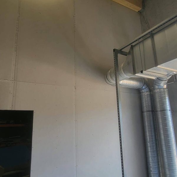 Cloison coupe-feu entièrement finie assurant une barrière efficace contre la propagation des flammes