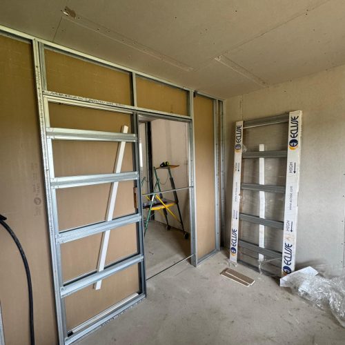 structure métallique installée pour une porte coulissante intégrée