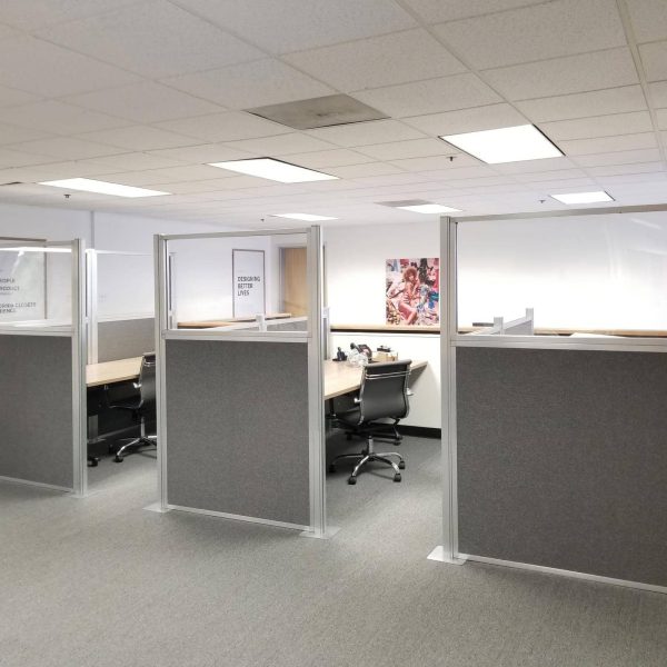 Bureaux dans un open space avec des cloisons amovibles pour une organisation flexible et modulable