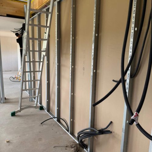 cloison en plaques de plâtre fixées sur une ossature métallique