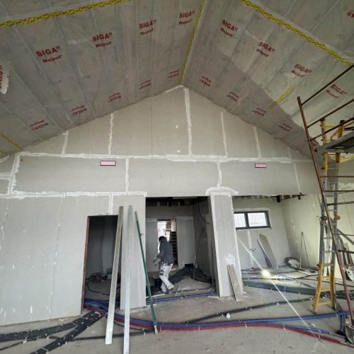 Collage de plaques de plâtre BA13 pour un doublage rapide et efficace des murs