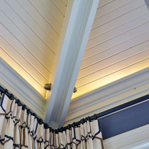 Faux plafond en lambris blanc apportant luminosité et charme classique à la pièce