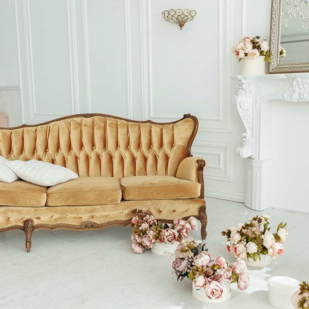 pièce intérieure de style ancien avec moulures murales et plafond décoré soulignant le charme historique de l’espace