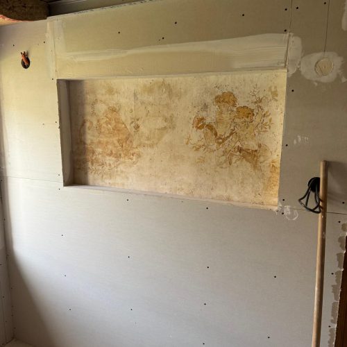 fresque murale mise en lumière dans un intérieur soigné