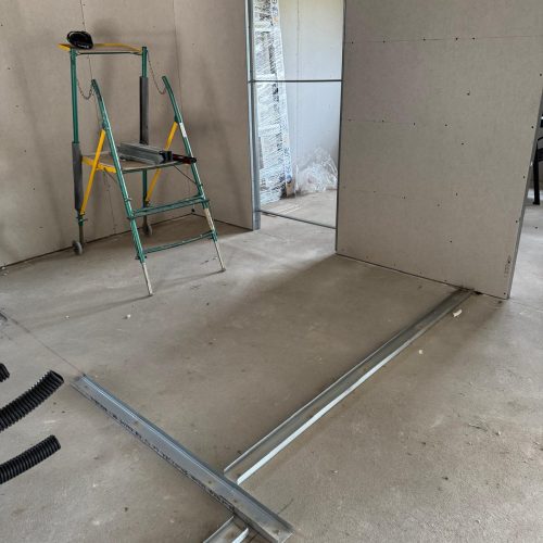 montage en cours de cloisons intérieures avec ossature métallique et plaques de plâtre