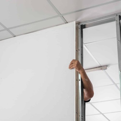 Montage d’une cloison en plaque de plâtre pour créer une séparation intérieure rapide et efficace