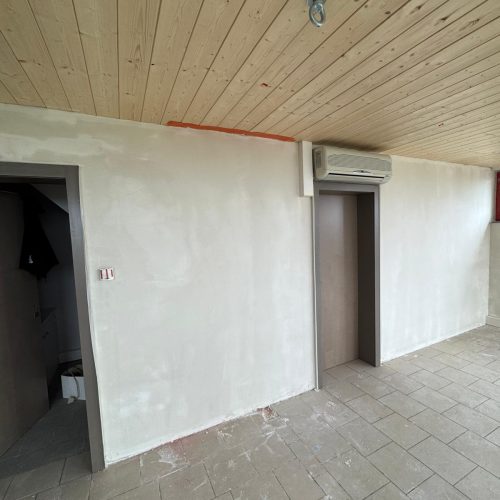 murs recouverts d’un enduit uniforme prêt à recevoir une peinture ou un revêtement décoratif