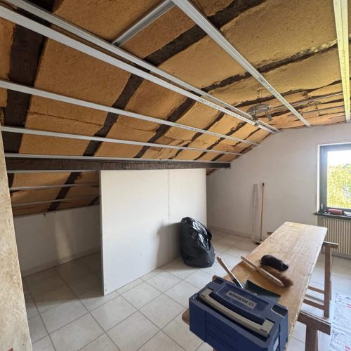 Ossature d’un faux plafond pour accueillir les plaques de finition et les équipements intégrés