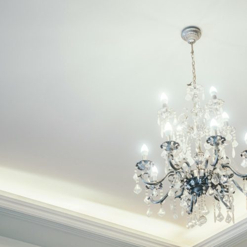 plafond orné de moulures simples soulignées par un éclairage LED discret pour une finition moderne et élégante