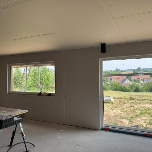 pose de plaques de plâtre sur les murs intérieurs donnant vers l’extérieur